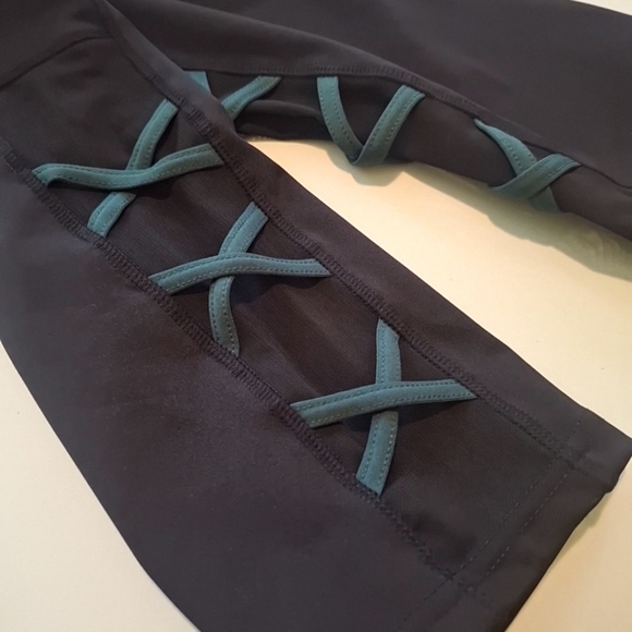 NWT Popfit Leggings XL POCKETS Crop Black With Green Ribbon Accents - Picture 6 of 6